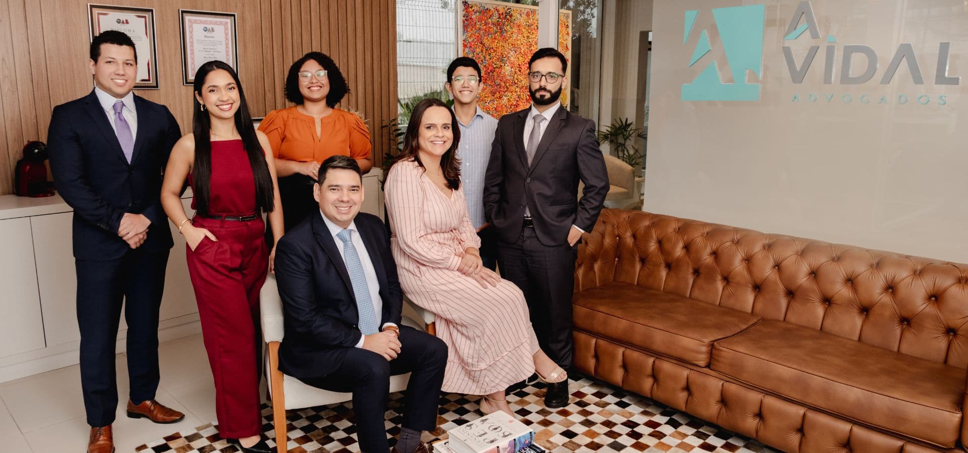 Equipe do A. Vidal Advogados reunida na recepção do escritório em Guarulhos